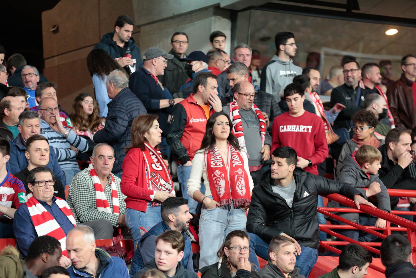 Encuéntrate en la grada en el Granada - Ponferradina