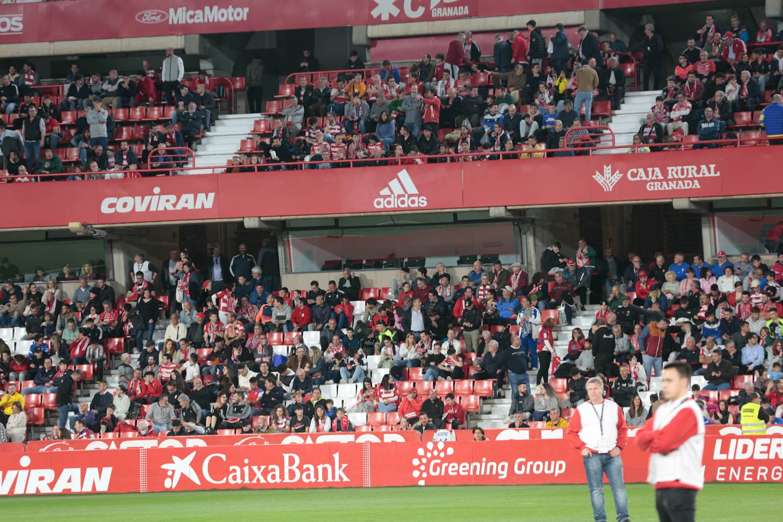 Encuéntrate en la grada en el Granada - Ponferradina