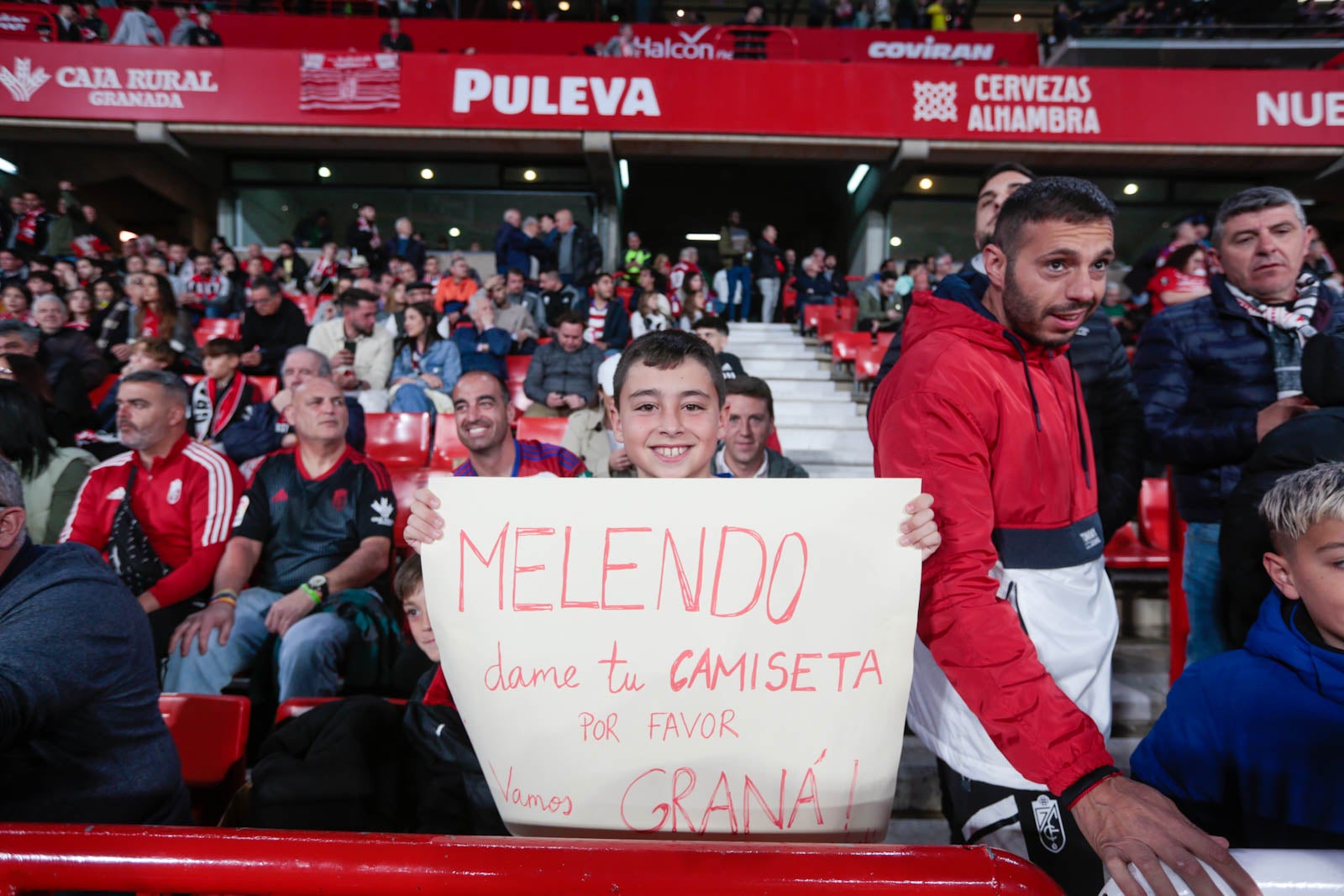 Encuéntrate en la grada en el Granada - Ponferradina