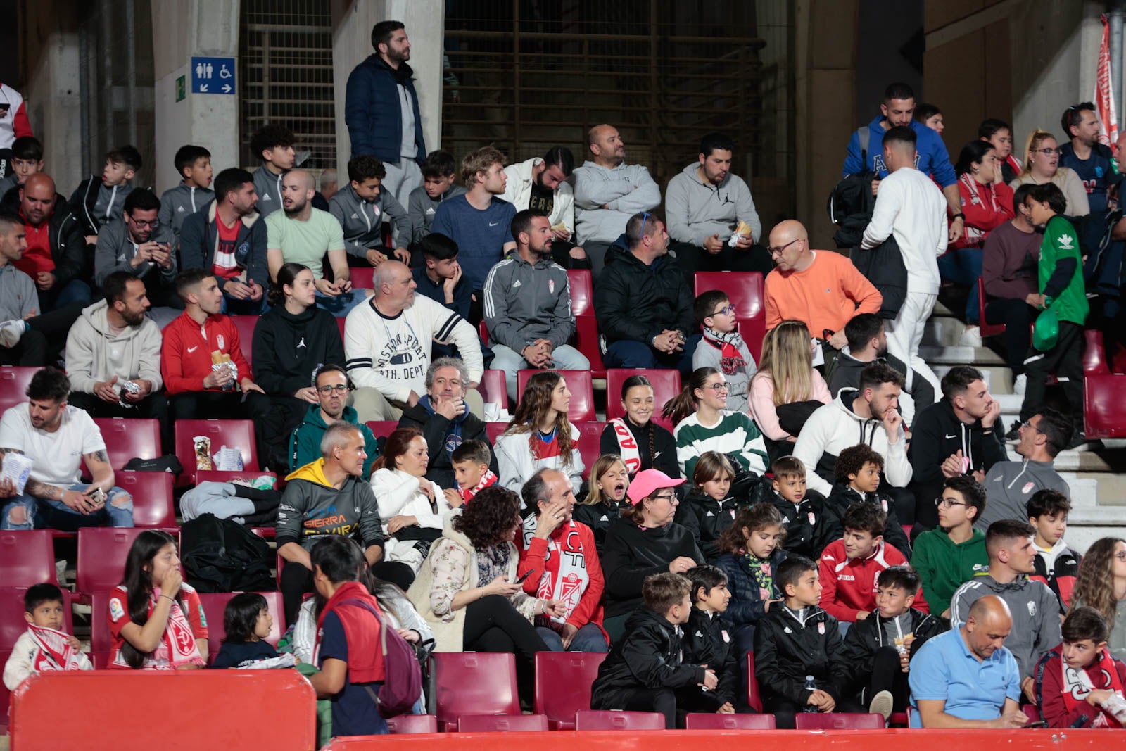 Encuéntrate en la grada en el Granada - Ponferradina