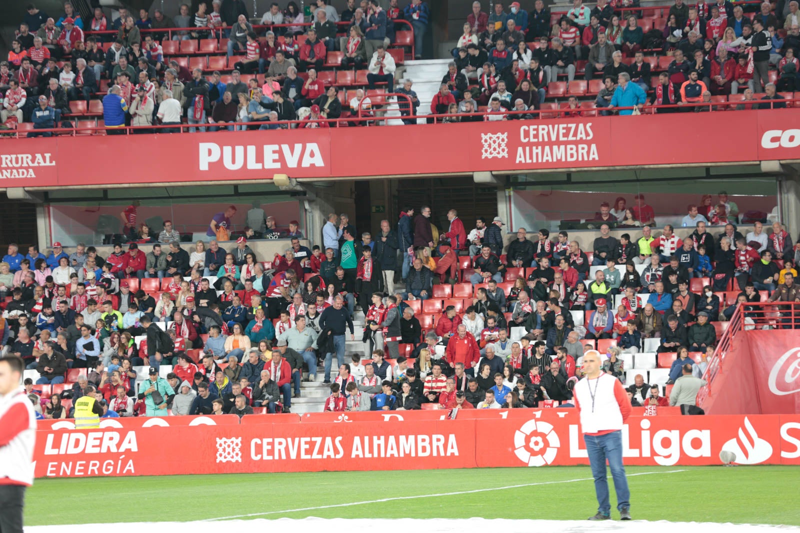Encuéntrate en la grada en el Granada - Ponferradina