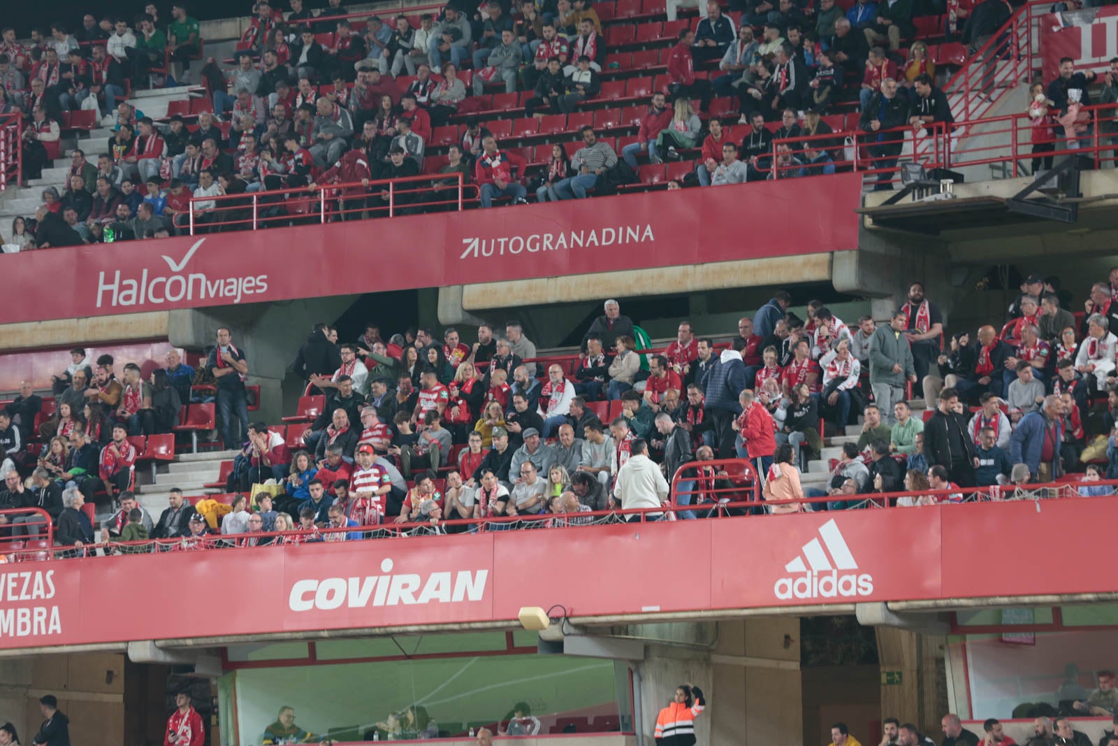 Encuéntrate en la grada en el Granada - Ponferradina