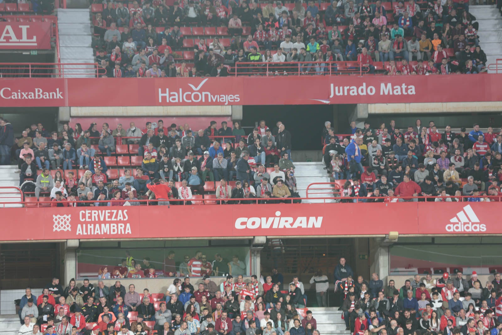 Encuéntrate en la grada en el Granada - Ponferradina