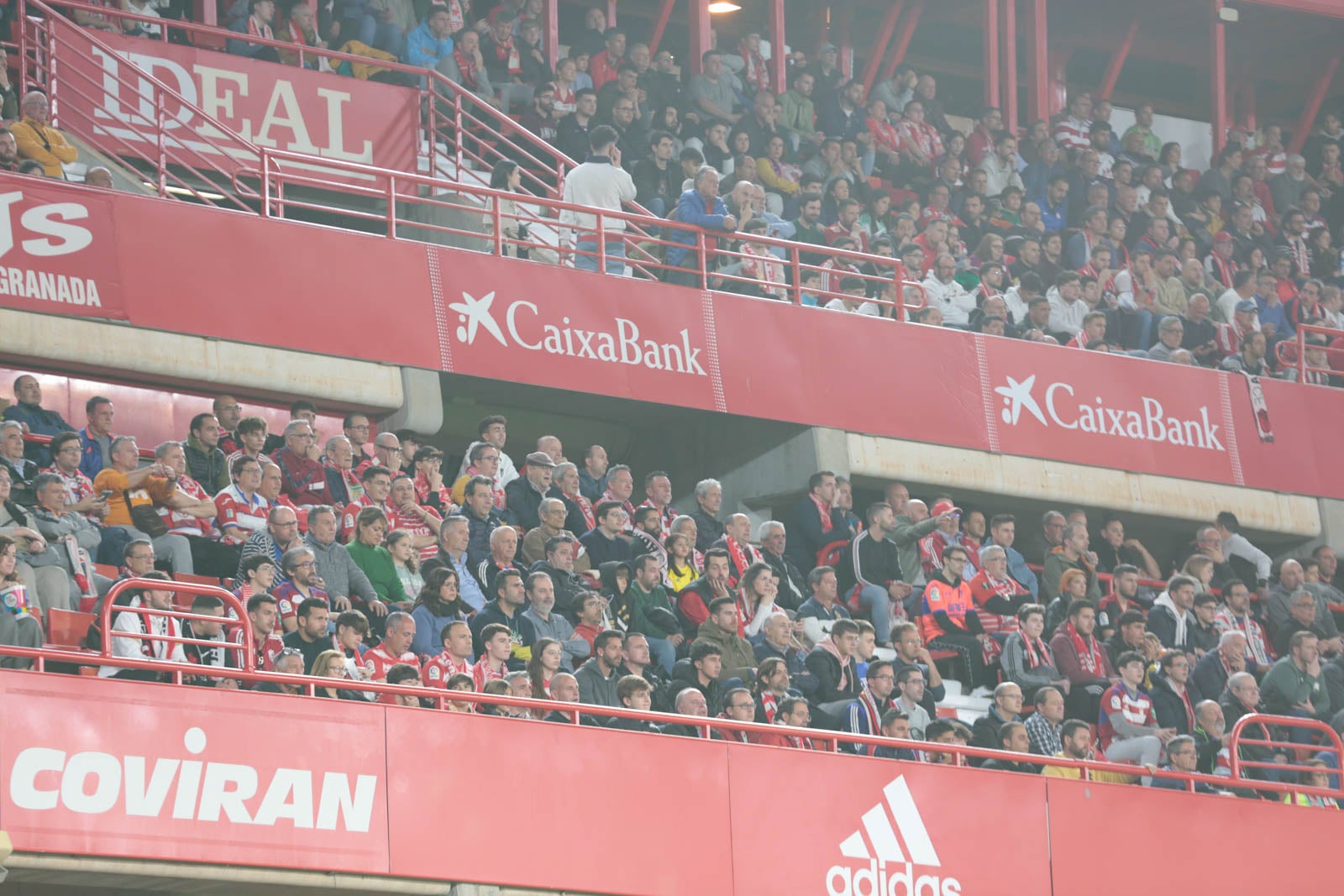 Encuéntrate en la grada en el Granada - Ponferradina