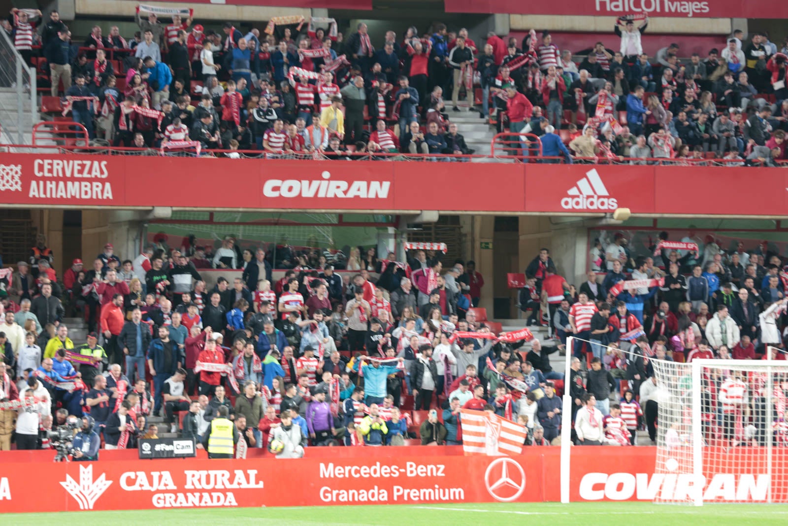 Encuéntrate en la grada en el Granada - Ponferradina