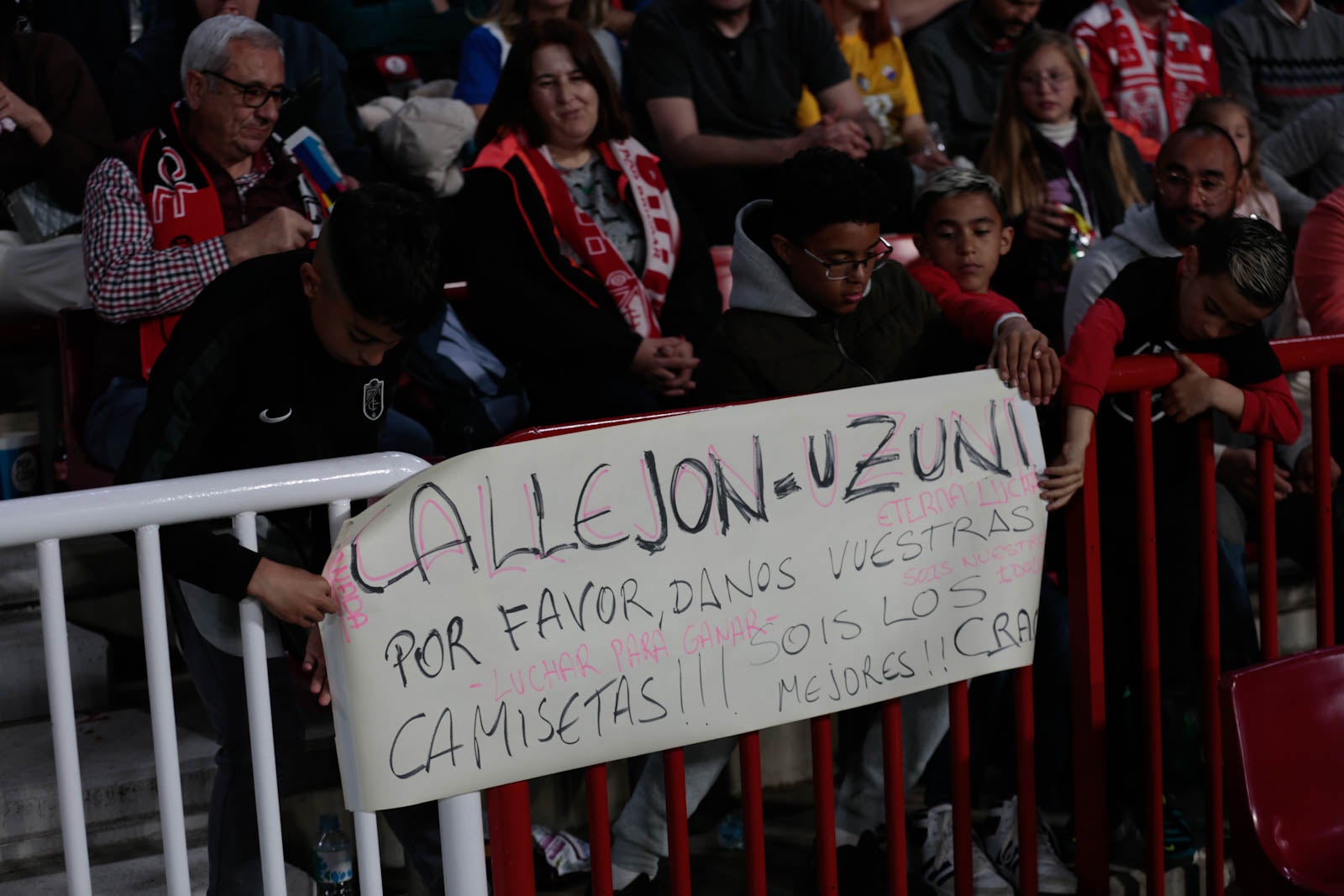 Encuéntrate en la grada en el Granada - Ponferradina