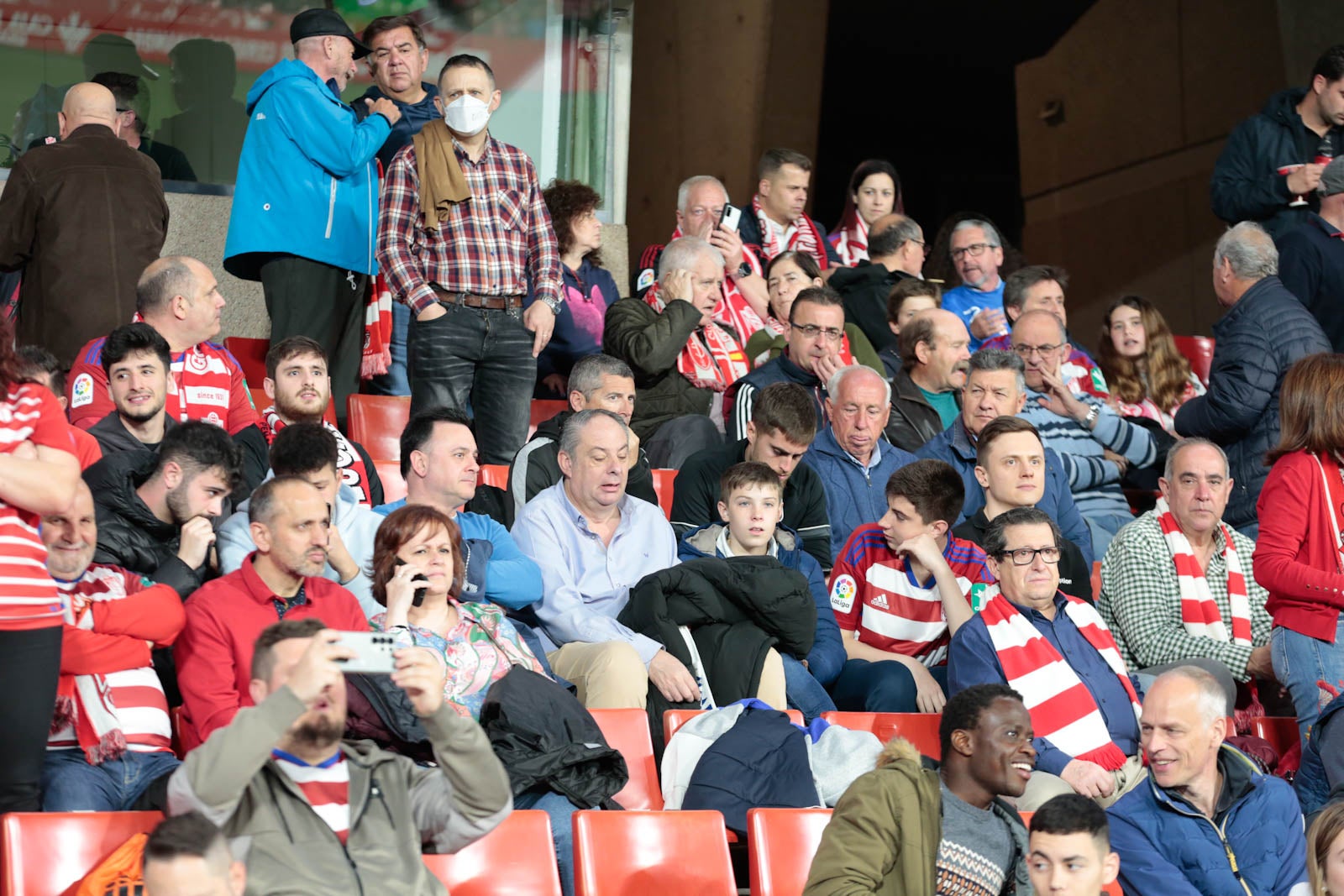 Encuéntrate en la grada en el Granada - Ponferradina