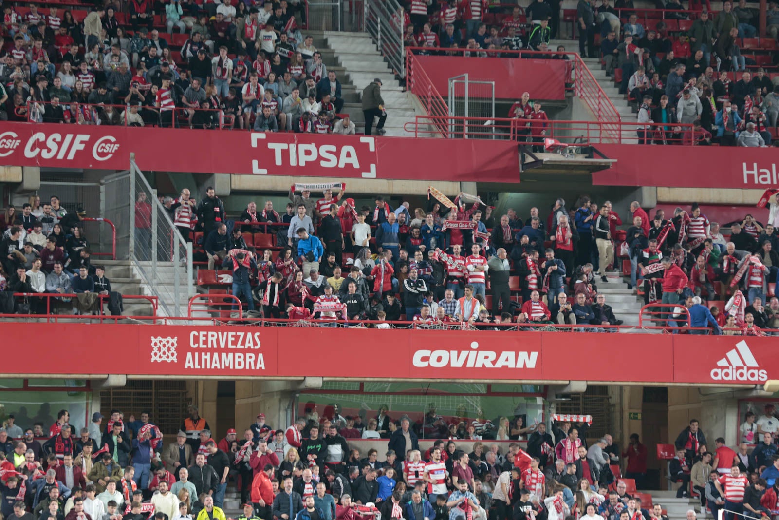 Encuéntrate en la grada en el Granada - Ponferradina