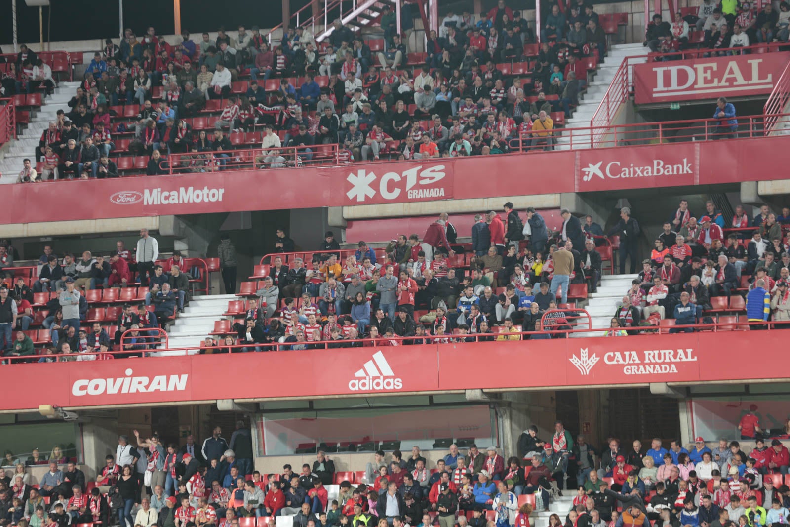 Encuéntrate en la grada en el Granada - Ponferradina