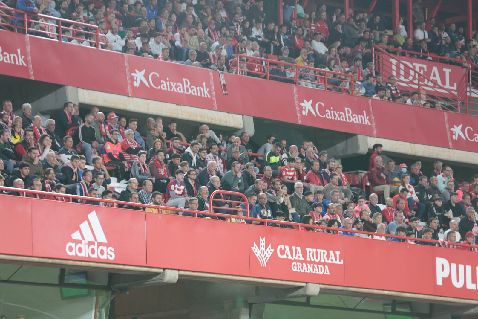 Encuéntrate en la grada en el Granada - Ponferradina