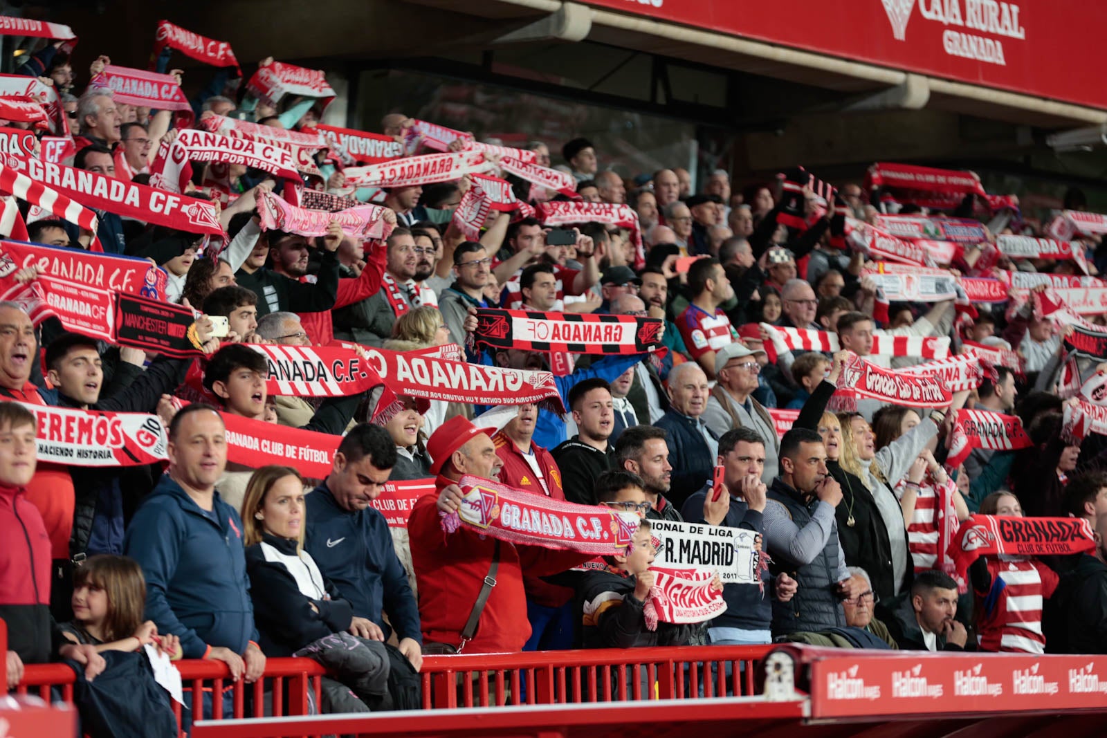 Encuéntrate en la grada en el Granada - Ponferradina