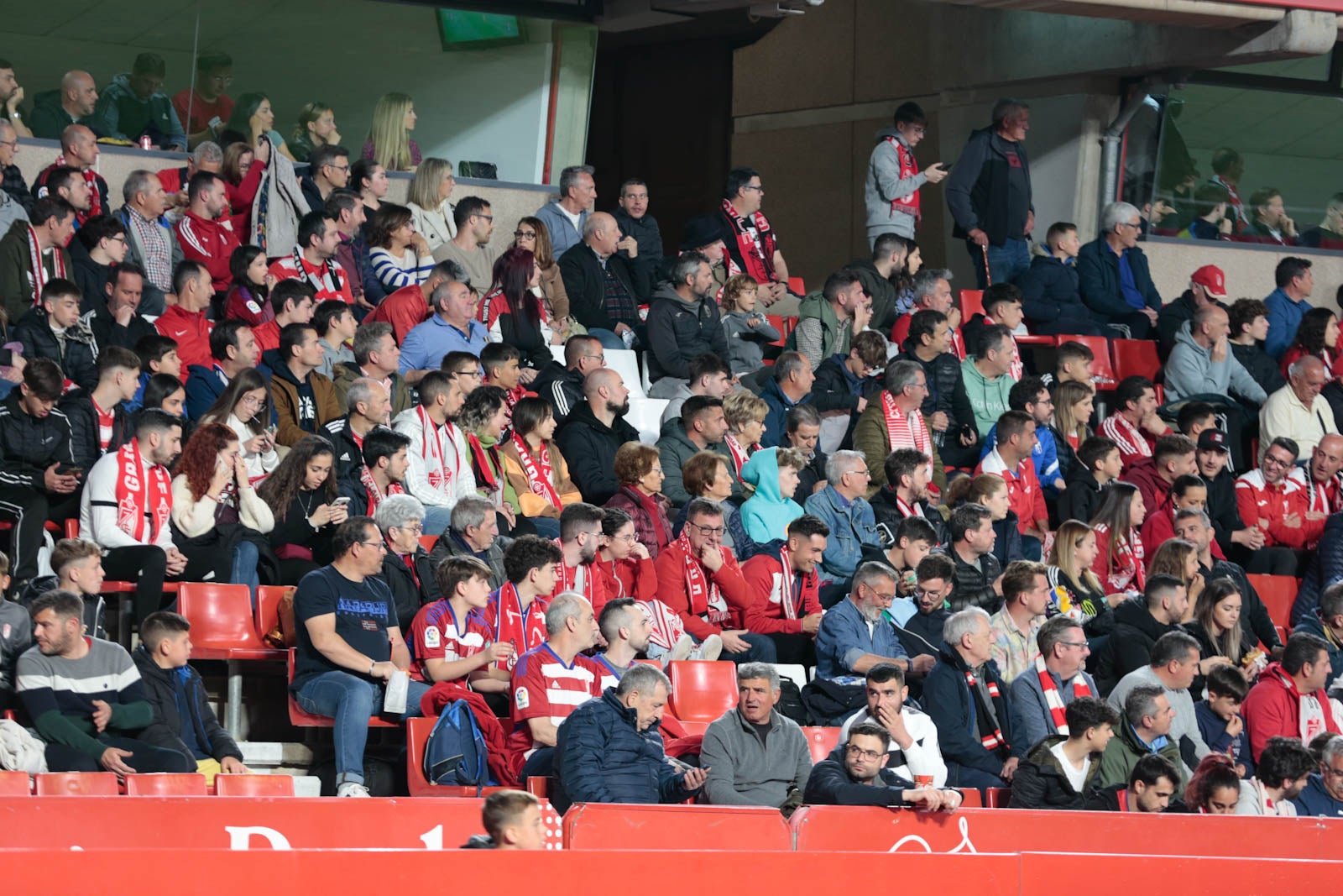Encuéntrate en la grada en el Granada - Ponferradina