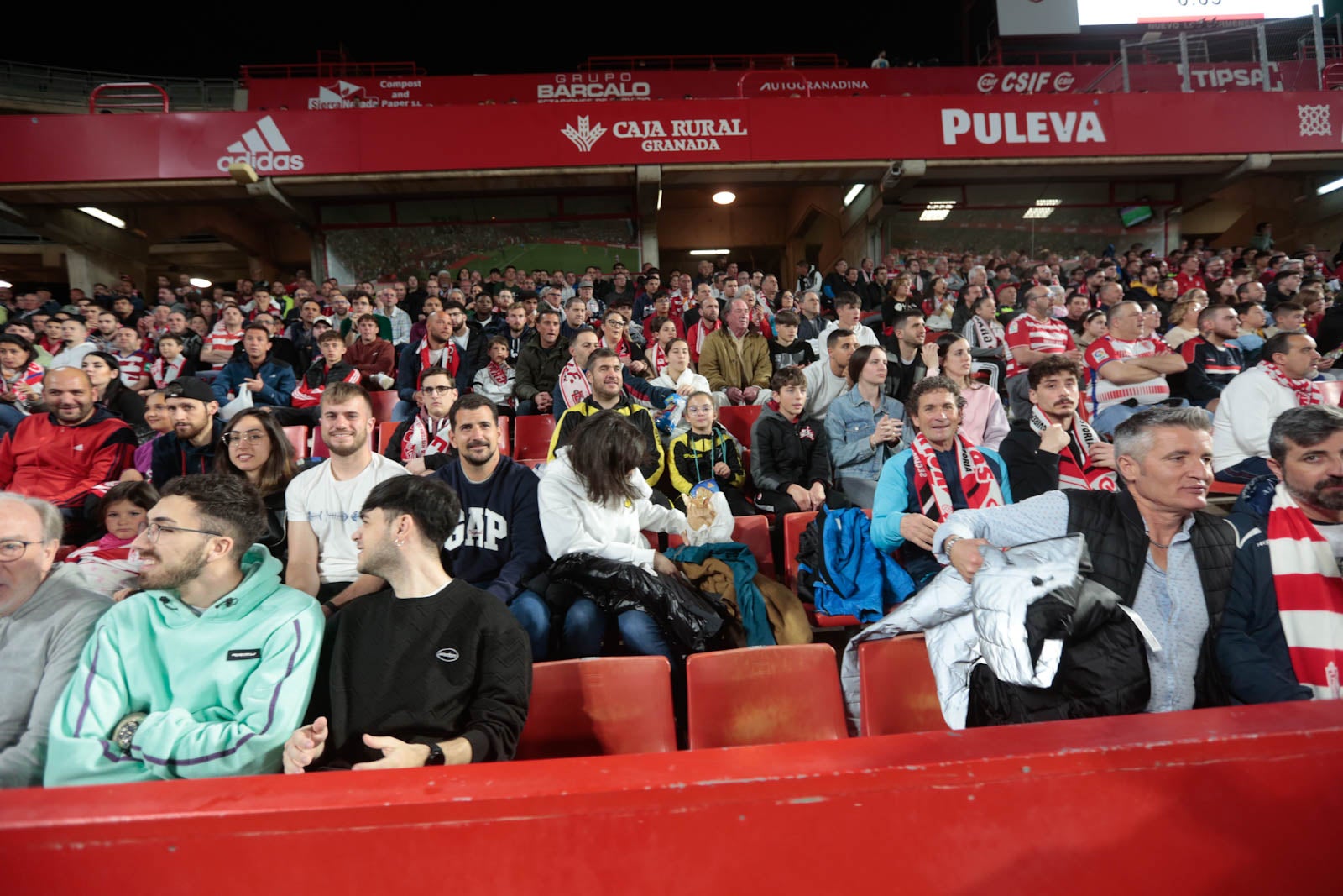 Encuéntrate en la grada en el Granada - Ponferradina