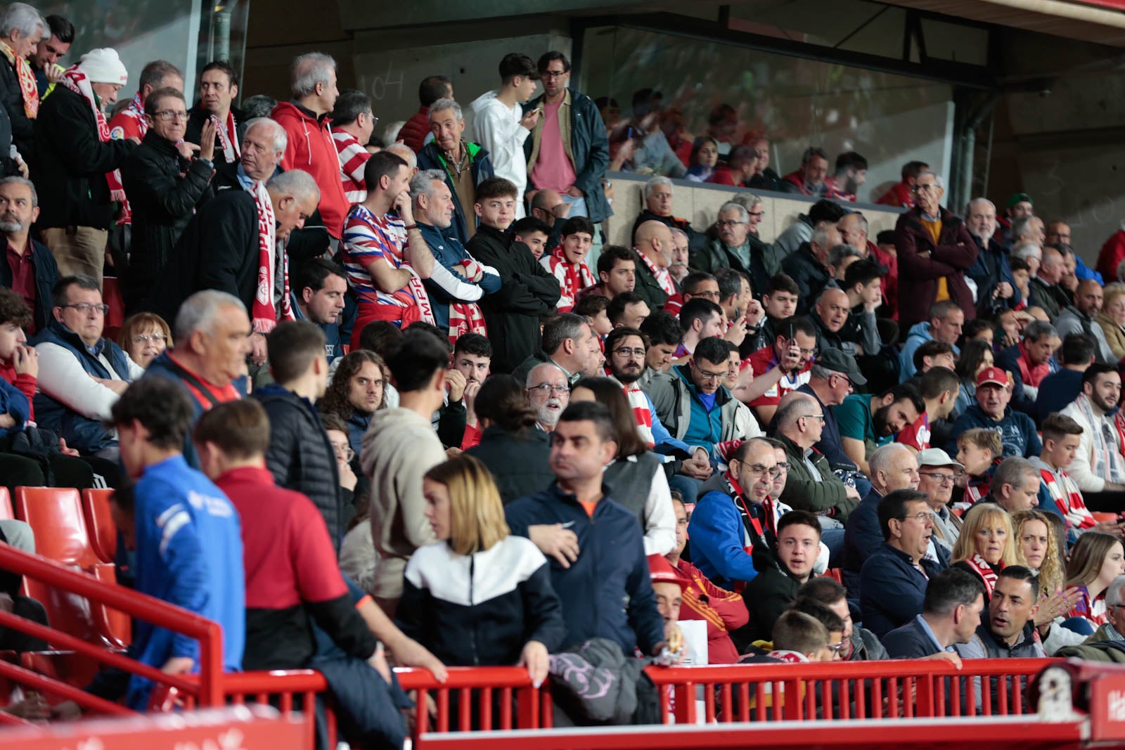 Encuéntrate en la grada en el Granada - Ponferradina