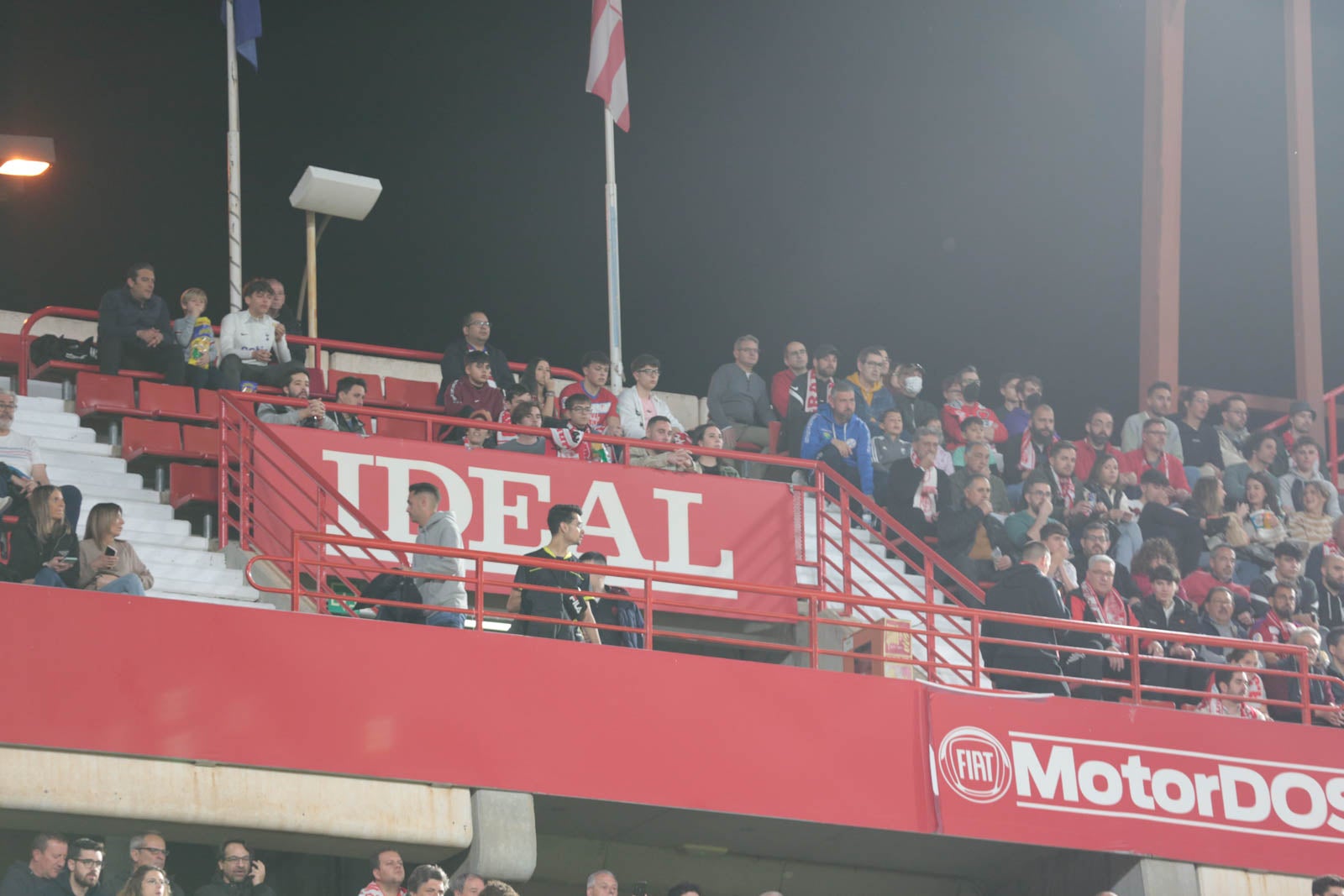 Encuéntrate en la grada en el Granada - Ponferradina