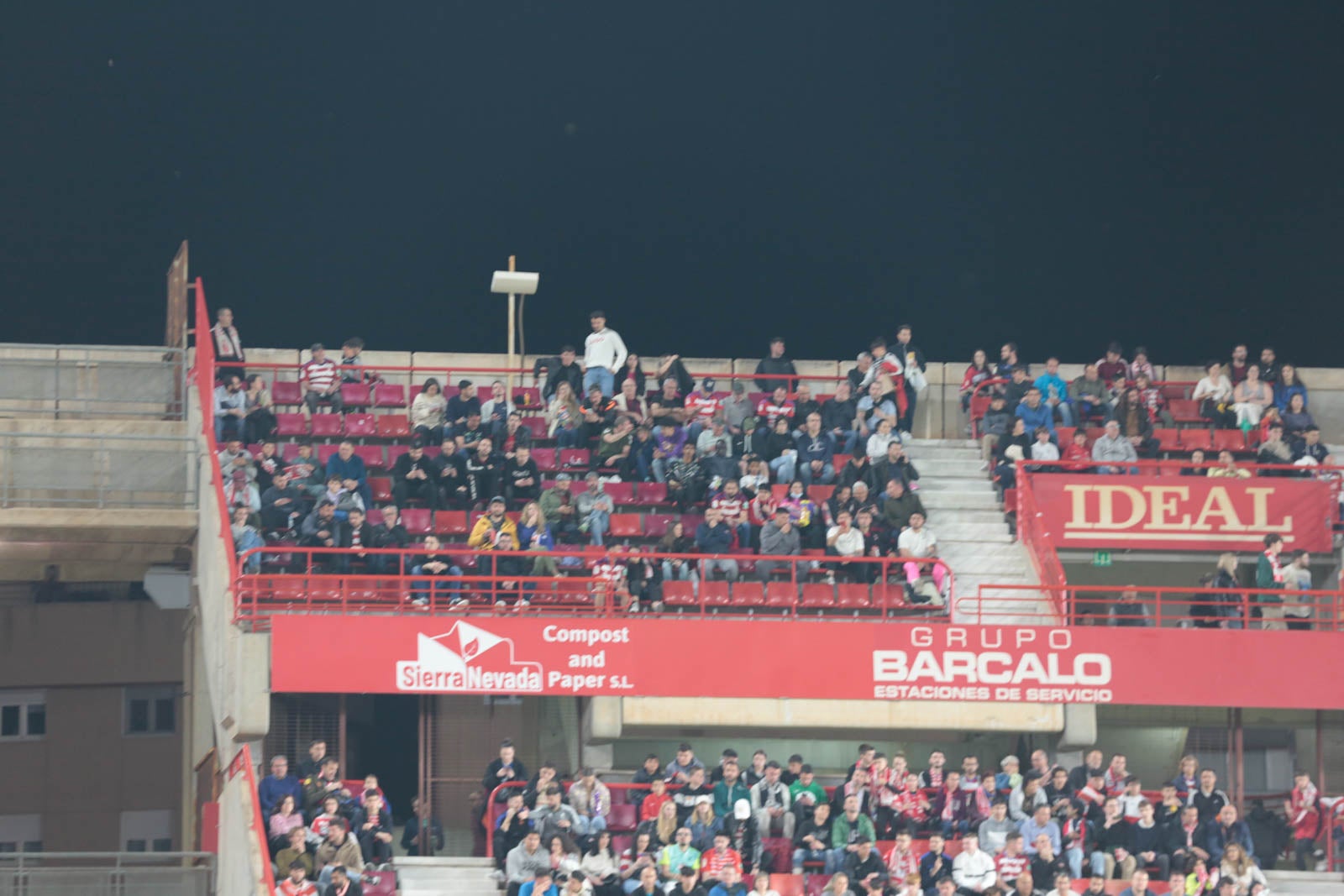 Encuéntrate en la grada en el Granada - Ponferradina