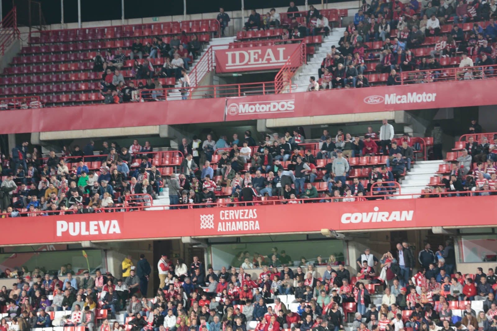 Encuéntrate en la grada en el Granada - Ponferradina