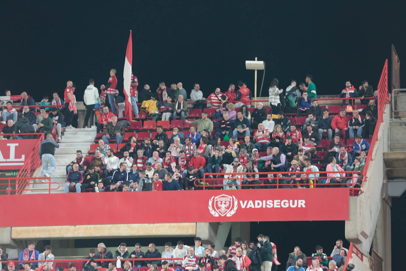 Encuéntrate en la grada en el Granada - Ponferradina