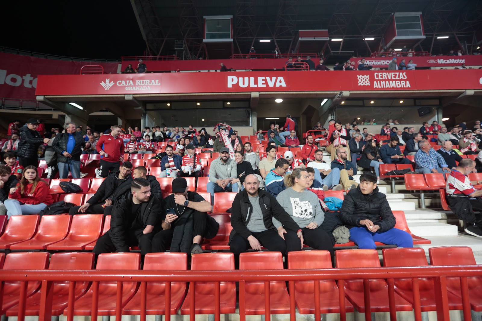 Encuéntrate en la grada en el Granada - Ponferradina