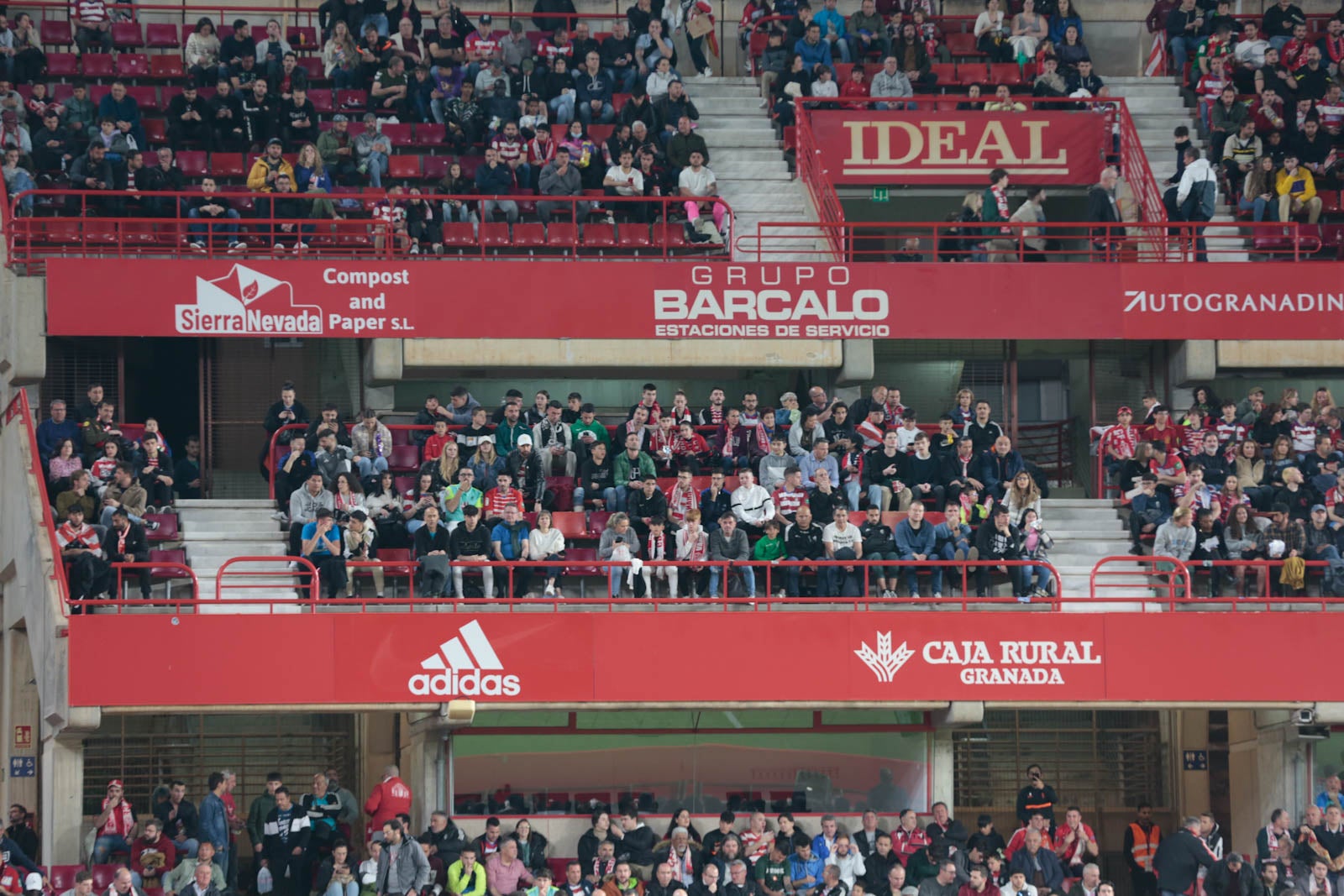 Encuéntrate en la grada en el Granada - Ponferradina