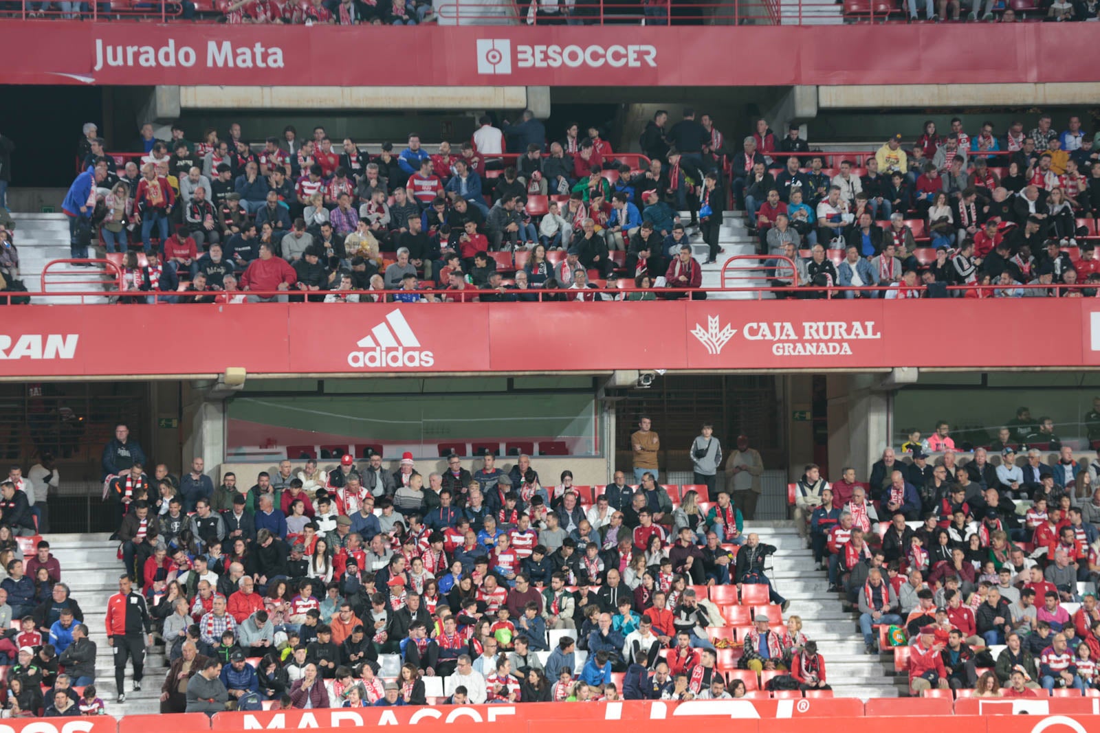 Encuéntrate en la grada en el Granada - Ponferradina