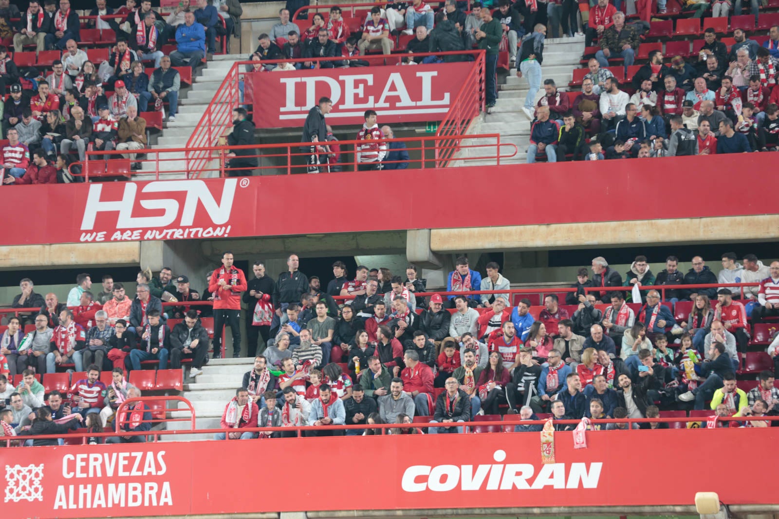 Encuéntrate en la grada en el Granada - Ponferradina