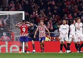Llorente celebra uno de los goles del Atlético ante un Sevilla que se descompone.