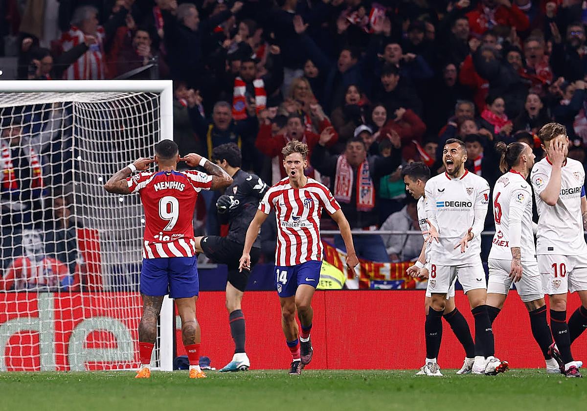 Llorente celebra uno de los goles del Atlético ante un Sevilla que se descompone.