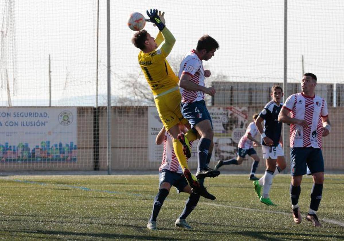 El portero Lejárraga, del Marbella, atrapa un balón dentro de su área.