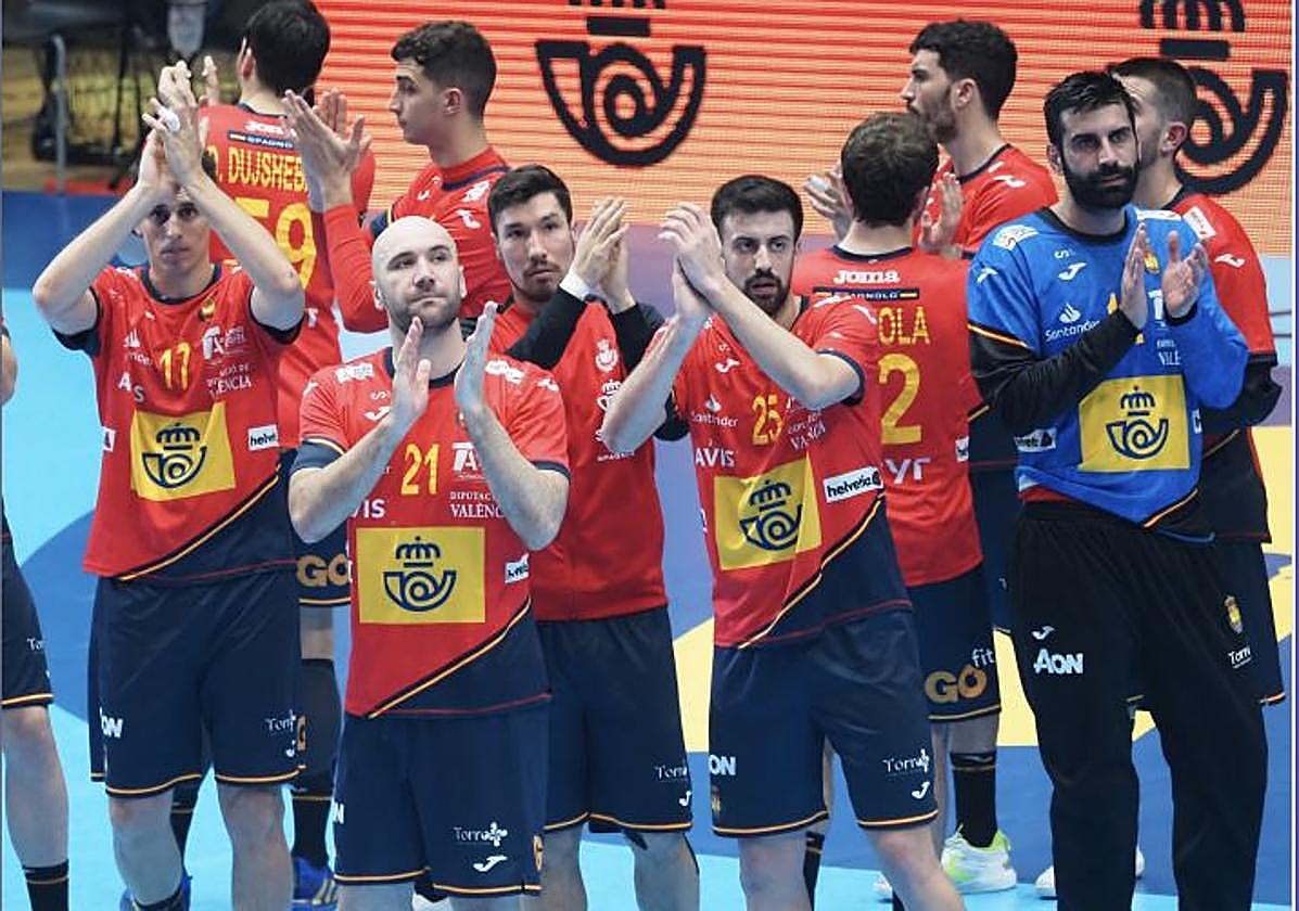 Los jugadores de la selección española aplauden al público del Olivo Arena.