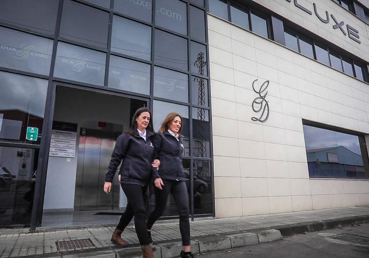 Dos trabajadores salen de la sede de la compañía en Granada.