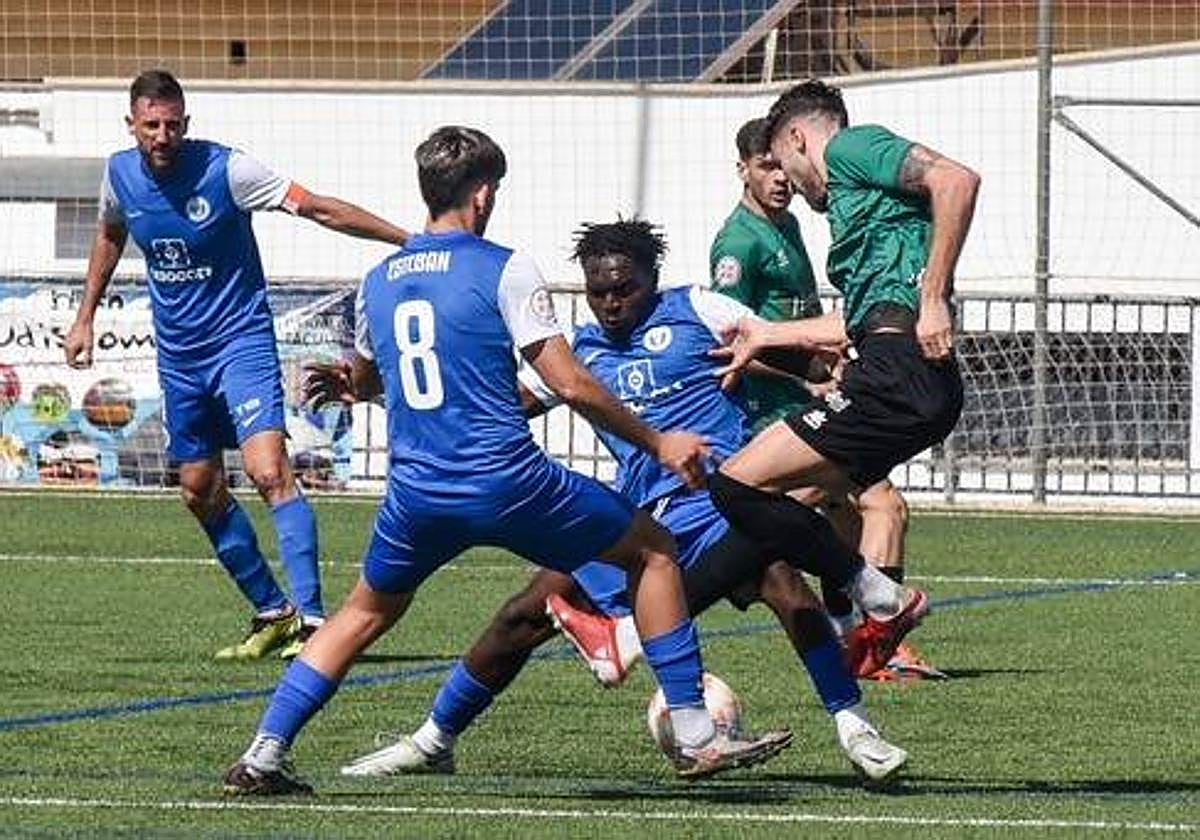 Al Huétor Vega le costó mucho llegar a la portería de Adri.