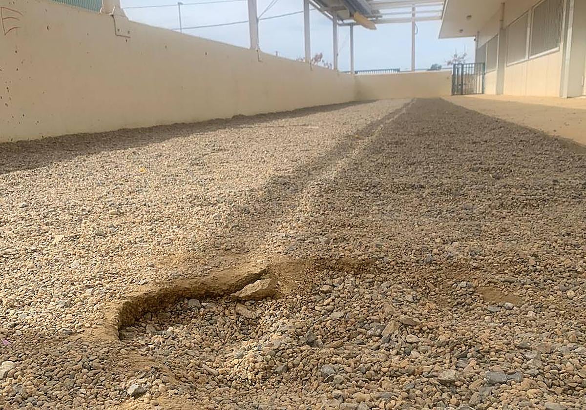 Estado en el que se encuentra el patio de los alumnos de Infantil del Colegio 'San Indalecio' de La Cañada.