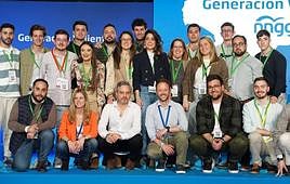 María José Carmona junto al presidente del PP de Jaén, Erik Domínguez, y otros miembros de la formación.