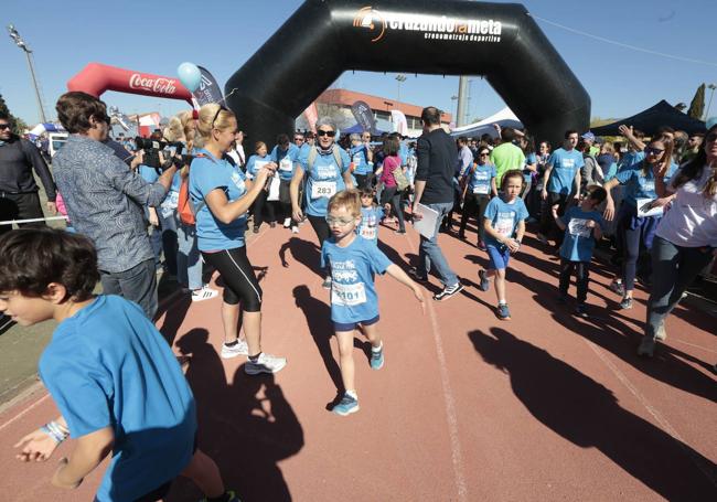 Carrera azul por el autismo organizada en la localidad de Santa Fe.