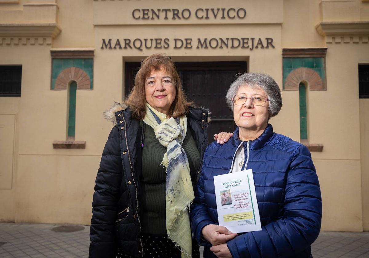 Pura y María Ángeles, presidenta y secretaria de Inclúyeme Granada, ante el centro cívico Marqués de Mondéjar.