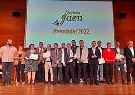 Los galardonados con Degusta, con el presidente de la Diputación y alcaldes.