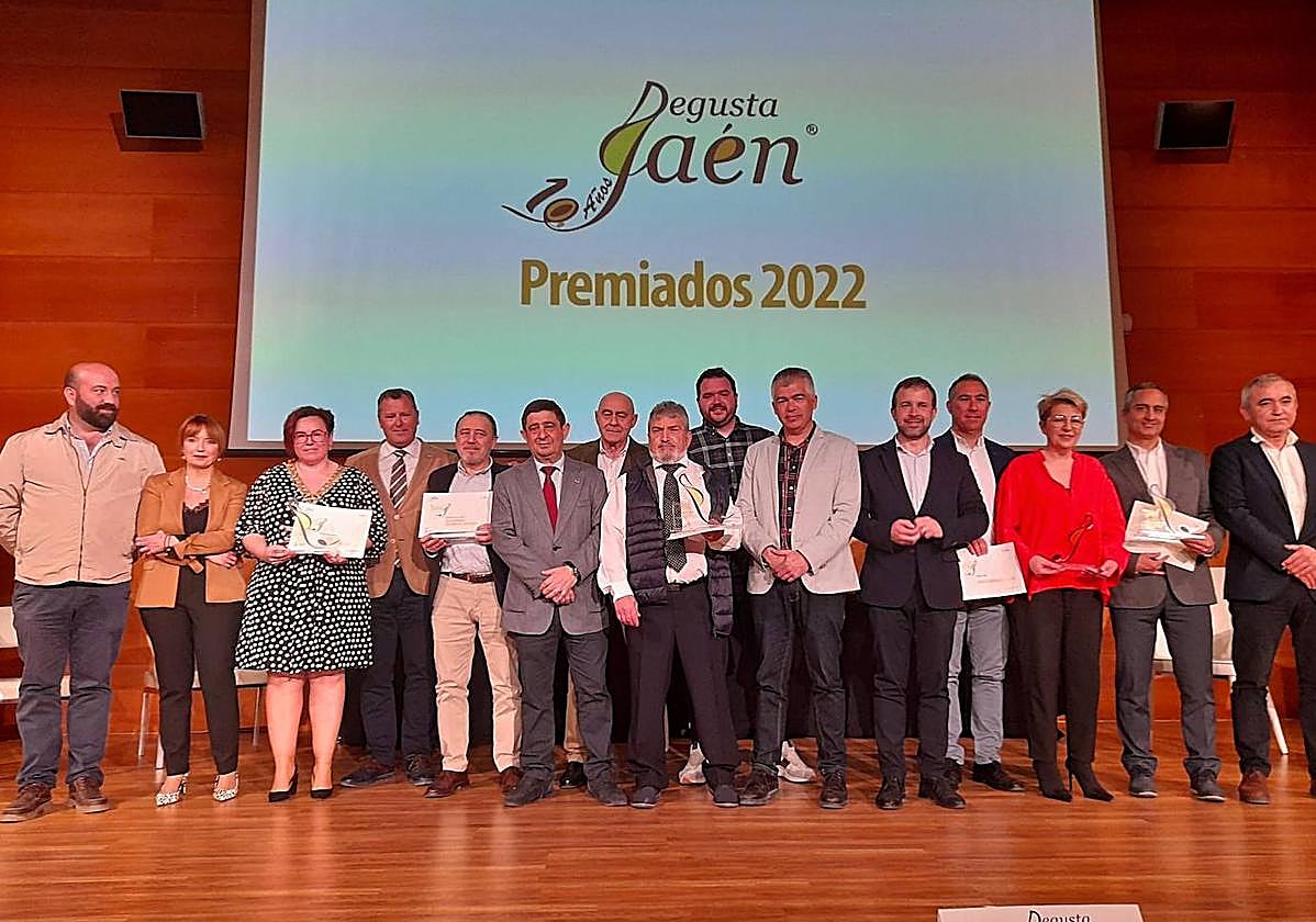 Los galardonados con Degusta, con el presidente de la Diputación y alcaldes.