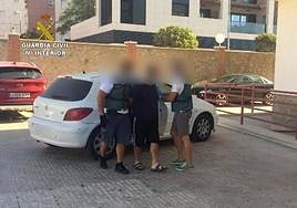 Una de las detenciones practicadas por la guardia Civil en torno a este caso.