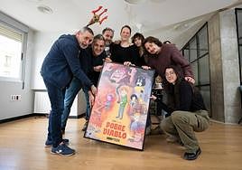 Parte del equipo de Rokyn Animation, en el estudio de Puerta Real, con el póster de 'Pobre diablo'