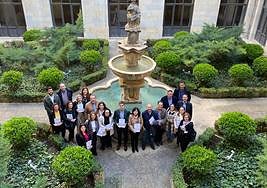 Foto de familia en el patio de la Diputación, nostrando la guía presentada. En ella Francisca Medina y Luis Miguel Carmona.
