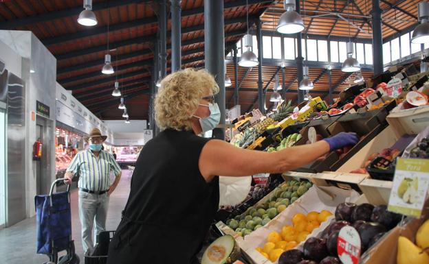 Una granadina haciendo la compra en el mercado.