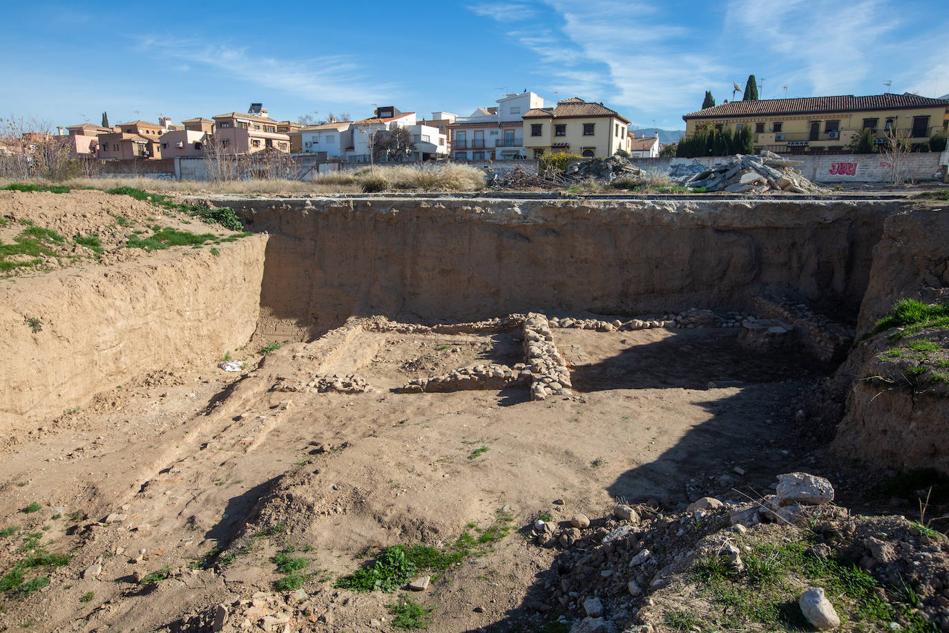 Las excavaciones colindan con bloques de pisos y viviendas unifamiliares.