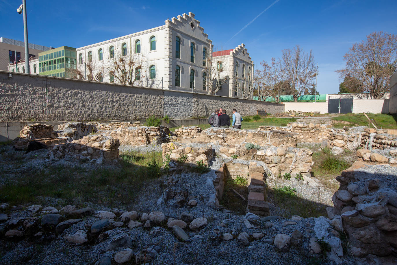 A las espaldas de edificios municipales.