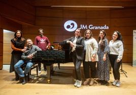 La presidenta de Juventudes Musicales de Granada, el maestro Zappa y los alumnos.