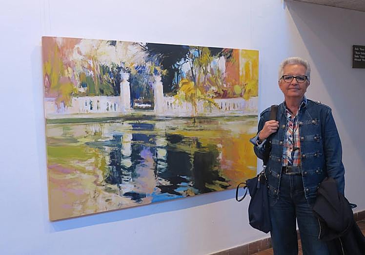 La pintora Marite Martín-Vivaldi, ante una de sus obras.