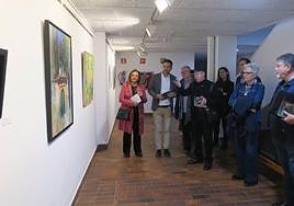 José Manuel Darro muestra algunos detalles de la exposición.