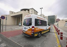 Entrada al servicio de Urgencias del Hospital Clínico de Granada