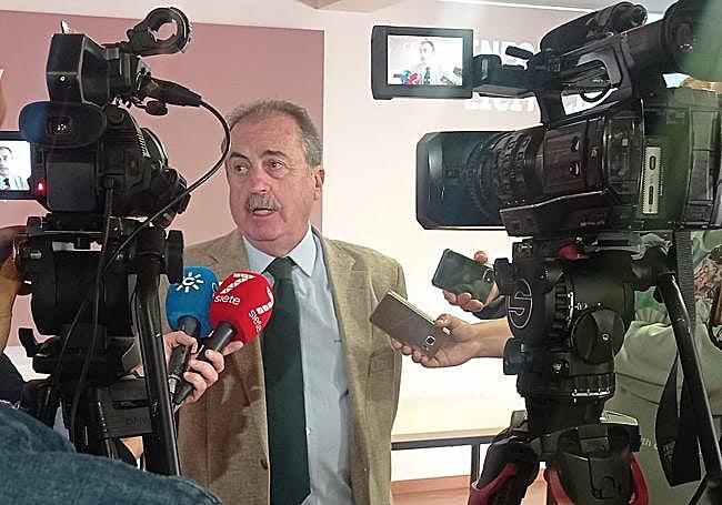 Francisco Chamorro en la presentación de este miércoles atendiendo a los medios de comunicación.