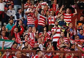 Aficionados del Granada en el Carlos Belmonte en 2019.